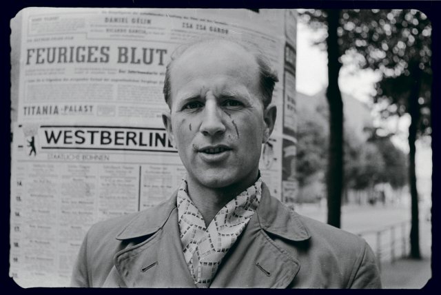 Jürgen Henschel vor einer Litfaßsäule in Westberlin, September 1957