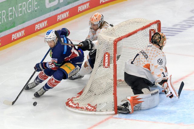 Es läuft bestens in dieser Saison für Eric Mik (l.) und die Eisbären Berlin.