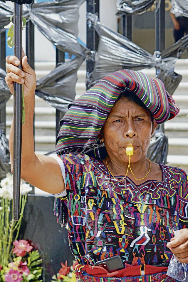 Frauen der Ixil-Gemeinschaft fordern »Fuera los corruptos« (Raus mit den Korrupten) vor der Generalstaatsanwaltschaft.