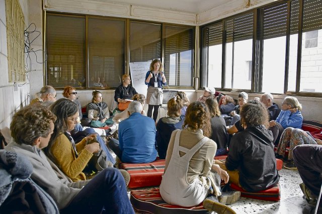 Mitglieder von Combatants for Peace treffen sich regelmäßig, um über ihre Ideen und Visionen für politische Lösungen zu reden.