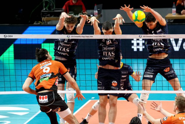 Timothee Carle (l.) war mit den Berlin Volleys gegen Trentinos Stars um Weltmeister Alessandro Michieletto (r.) chancenlos.