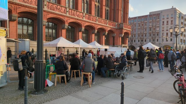 Bei sonnigem Märzwetter kommen viele wohnungslose Menschen und Unterstützer*innen zusammen, um ein Zeichen gegen Wohnungsnot zu setzen.