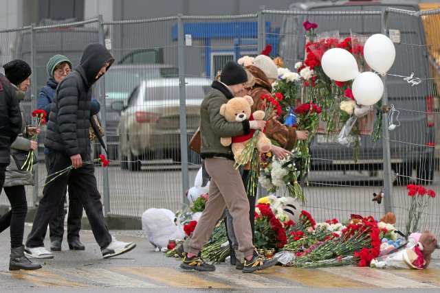 Trauer nach dem Anschlag: Seit Tagen kommen die Moskauer zur Crocus City Hall, um den Opfern des Terrorangriffs vom Freitag zu gedenken.