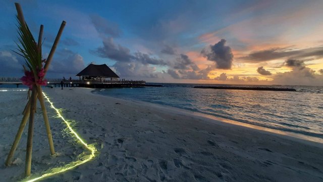 Sonnenuntergang am Strand von Bandos, einer privaten Insel nahe ...