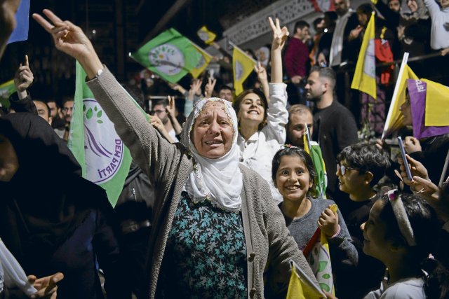 Anhänger*innen der DEM-Partei in Diyarbakir