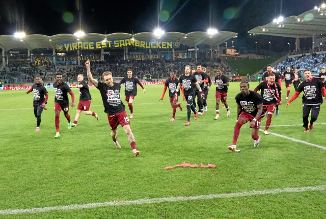 Kaiserslautern feiert im Saarbrückener Ludwigspark den Einzug in...