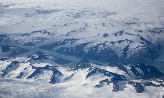 Auch wenn man es beim Anblick der (noch) eisbedeckten Fjorde und...