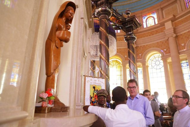 Links die Statue Notre-Dame-de-Tout-le-monde (Unserer Lieben Frau von jedem), auch »Statue des Häftlings« genannt.