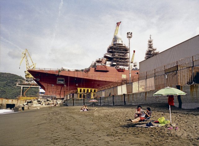 Wie sagt man auf Italienisch: »Da hinten bauen sie ein Kriegsschiff«? Am Strand von Riva Trigoso in Ligurien