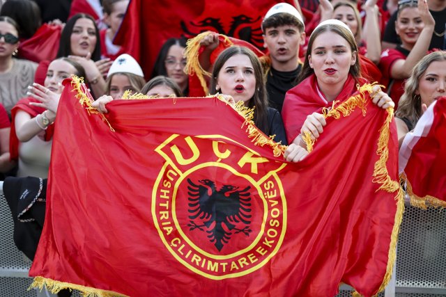 Albanische Fußballfans beim EM-Spiel Albanien gegen Spanien mit der Fahne der UCK, der sogenannten Befreiungsarmee des Kosovo. Der UCK werden Verbrechen während der Kriege auf dem Balkan vorgeworfen.