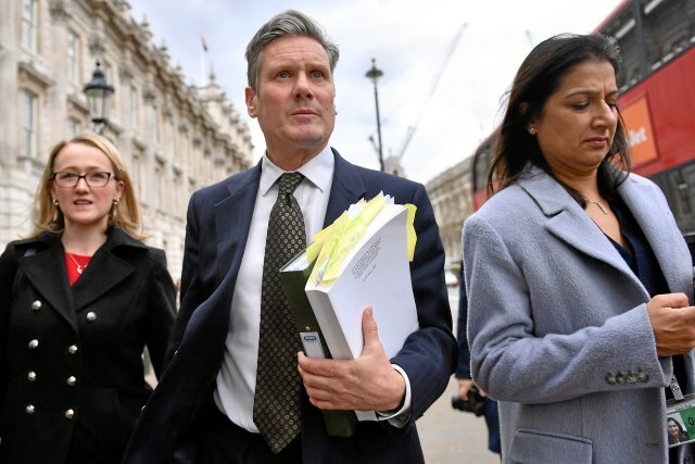 Keir Starmer (Mitte) war mal für den Verbleib in der EU, im Wahlkampf in Großbritannien will er davon nichts mehr wissen.