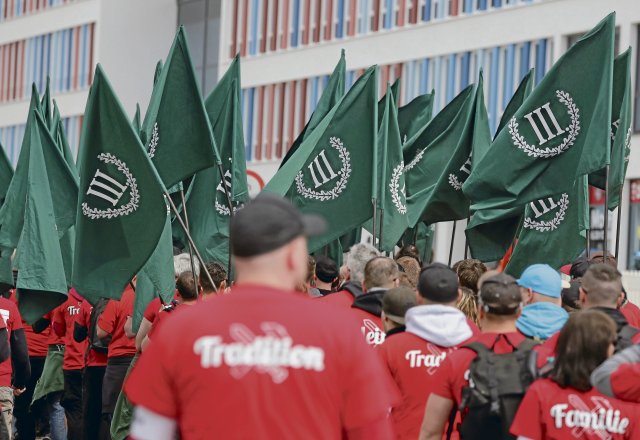 Die Neonazipartei ist viel eher für Aufmärsche bekannt als dafür, dass sie bei Wahlen antritt - und dann auch noch ein Mandat gewinnt.