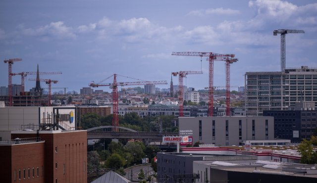 Baukräne über der Berliner Innenstadt: Vielleicht ein Projekte Landeseigenen?