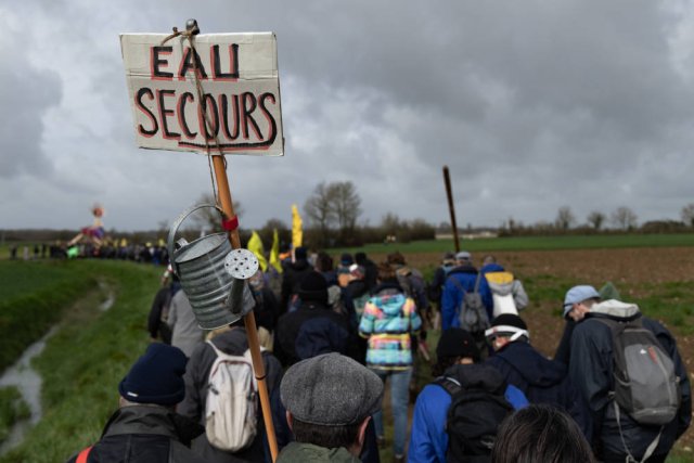 Die ökologische Frage polarisiert: Während Großbauern gigantische Wasserspeicher anlegen, protestieren Kleinbauern und Umweltbewegungen gegen das Abpumpen von Grundwasser.