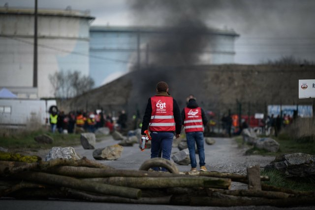 Der Kampf gegen die Anhebung des Rentenalters: Monatelang kämpften die Gewerkschaften, u.a. mit Blockaden, gegen die Pläne von Präsident Macron.