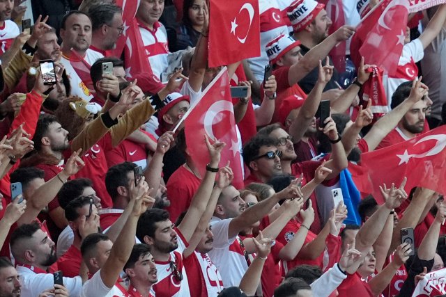 Wolfsgruß zur Hymne: Türkei-Fans im Olympiastadion