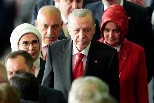 Recep Tayyip Erdoğan (r.), Präsident der Türkei, und seine Frau Emine nach der Niederlage im Olympiastadion