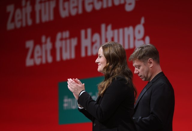 Janine Wissler (l) ist seit 2021 Parteivorsitzende der Linken. Mit Martin Schirdewan bildet sie seit 2022 die Führungsspitze.