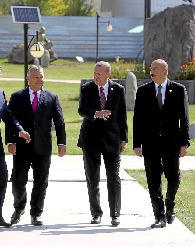 Erwächst in der Organisation der Turkstaaten eine neue machtvolle Regionalorganisation? Hier ein Bild des Gipfeltreffens von 2018 mit Viktor Orbán, Ministerpräsident von Ungarn, Recep Tayyip Erdoğan, Präsident der Türkei, und Ilham Alijew (von l. nach r.), Präsident Aserbaidschans