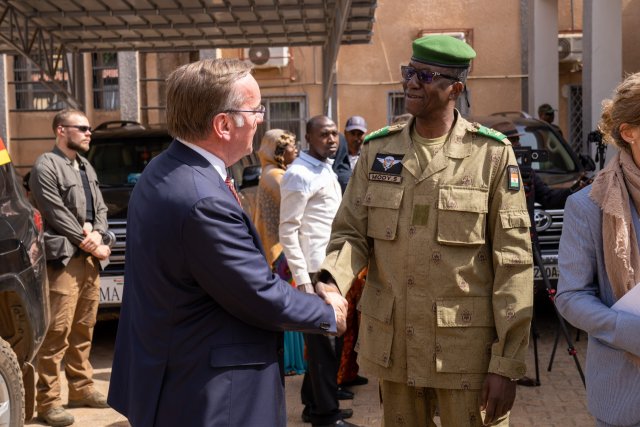 Der Bundesverteidigungsminister war im Dezember das erste deutsche Regierungsmitglied, das die Putsch-Regierung in Niger besuchte.