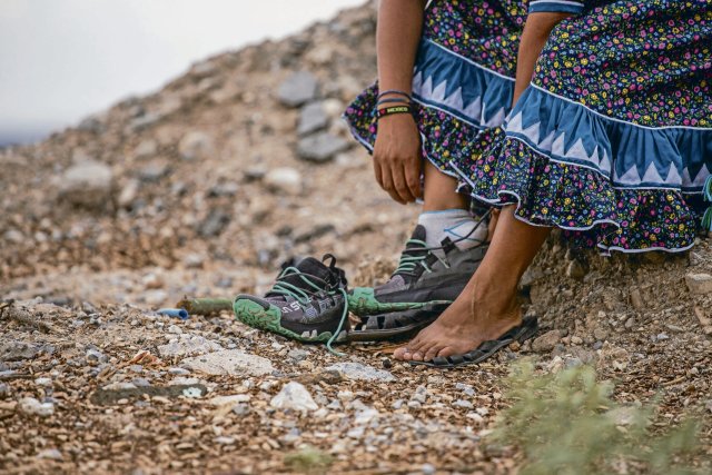 An der Bergkette über der Stadt Ciudad Juárez geht Verónica Palma in ihren Laufschuhen trainieren.