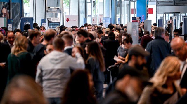 Trotz großem Bewerber*innenaufkommen, wie hier auf der Jobmesse »FuTog Berlin« (FutureTogether Berlin) für Geflüchtete, bleiben immer mehr Ausbildungsplätze unbesetzt.