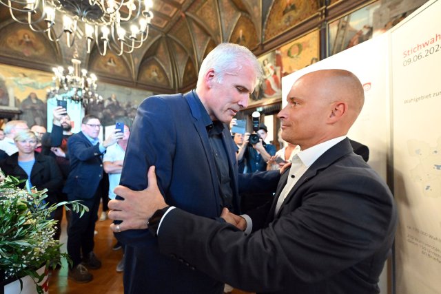 Bittere Niederlage: Der langjährige Oberbürgermeister von Thüringens Landeshauptstadt Erfurt, Andreas Bausewein (l, SPD), gratuliert seinem Herausforderer Andreas Horn (r, CDU) zum Sieg in der Stichwahl