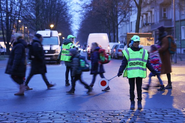 Welche Maßnahmen schützen Kinder in Deutschland und Österreich vor Armut? Parteien sind sich uneins, verhandelt wird die Frage als »grünes Problem«.