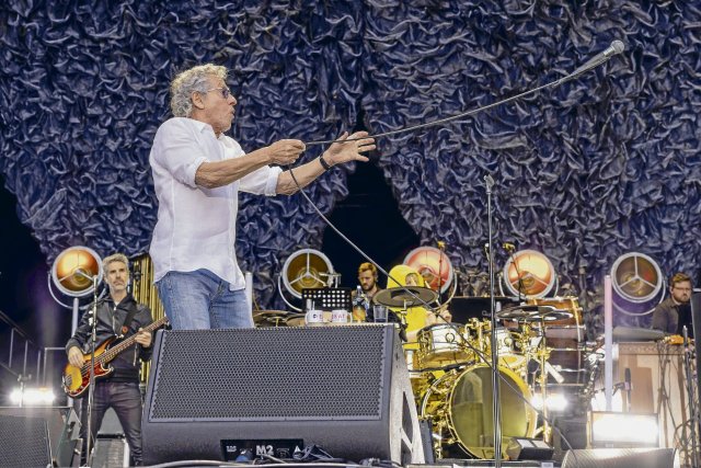 Machen Sie eine charakteristische Handbewegung! Roger Daltrey bei einem Stadionkonzert 2023 in Lancashire, England.