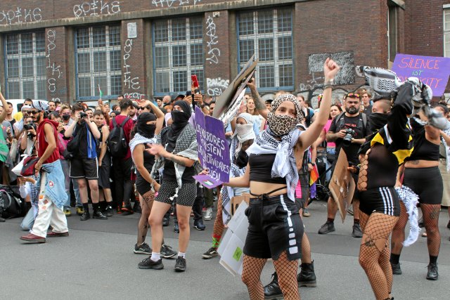 Die antikapitalistische Gruppe »Rebeldia Cuir Abya Yala« performt zum Beginn der Demonstration.