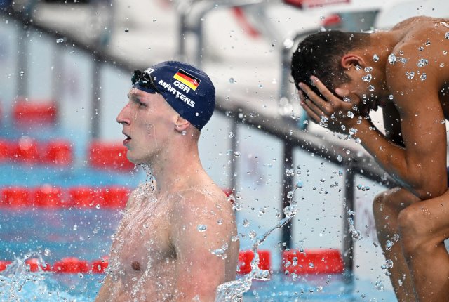 Sieg und Niederlage: Olympiasieger Lukas Märtens aus Deutschland selbst nach seinem Sieg noch fokissiert. Neben ihm betrauert Medaillenkandidat Guilherme Costa aus Brasilien seinen fünften Platz.