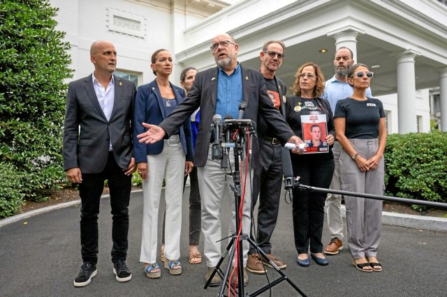 Jonathan Dekel-Chen, dessen Sohn Sagui Dekel-Chen von der Hamas als Geisel festgehalten wird, spricht nach einem Treffen von Angehörigen der Geiseln mit US-Präsident Joe Biden und dem israelischen Premierminister Benjamin Netanjahu im Weißen Haus in Washington zur Presse.