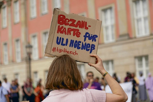 Gruß nach Bayern: Potsdamer Demonstrantin auf der Innenministerkonferenz im Juni