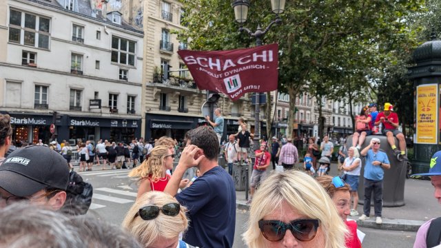 Mit Schachi-Fahne in Paris: Olaf Böhlke vom SC Berlin