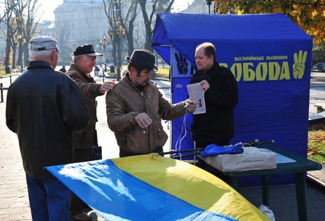 Mitglieder der rechtsnationalen Partei »Swoboda« bereiten im Stadtzenrum ihren Agitationsstand vor.