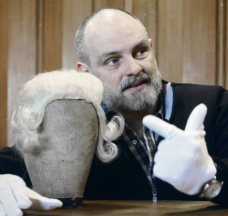 Guido Altendorf mit Otto Gebührs Perücke