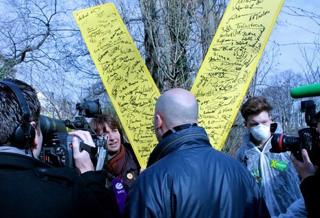 Die Grüne Monika Düker mit Protestkreuz