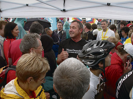 nd-Mannschaftsmitglieder 2011 mal ganz eng im regengeschützten Zelt des nd-Standes in Schmiedefeld unter stimmgewaltiger Regie von nd-Geschäftsführer Olaf Koppe.