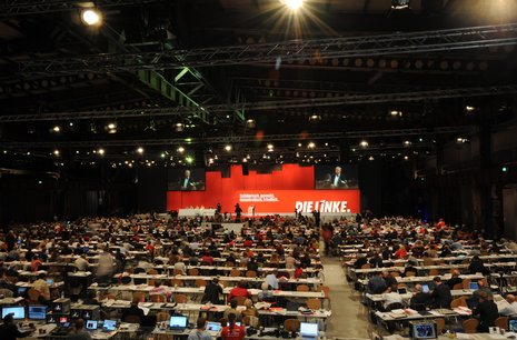 Die Delegierten des 3. Parteitags der LINKEN in der Göttinger Lokhalle.