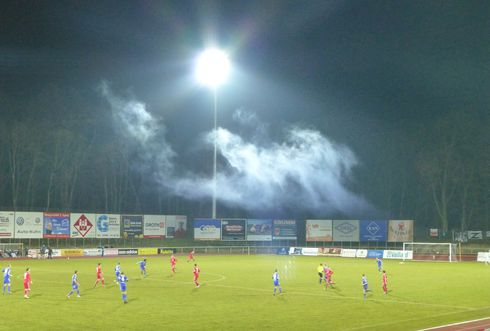 Weder Dunst noch zu stark eingeheizte Grills - die sich rasch verflüchtende Rauchwolke im Parkstadion verursachten Neustrelitz-Fans.