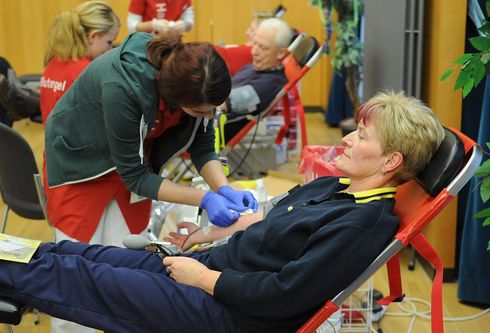 Wer Blut spendet, hilft anderen Menschen in Not. Doch nicht alle dürfen Blut spenden.