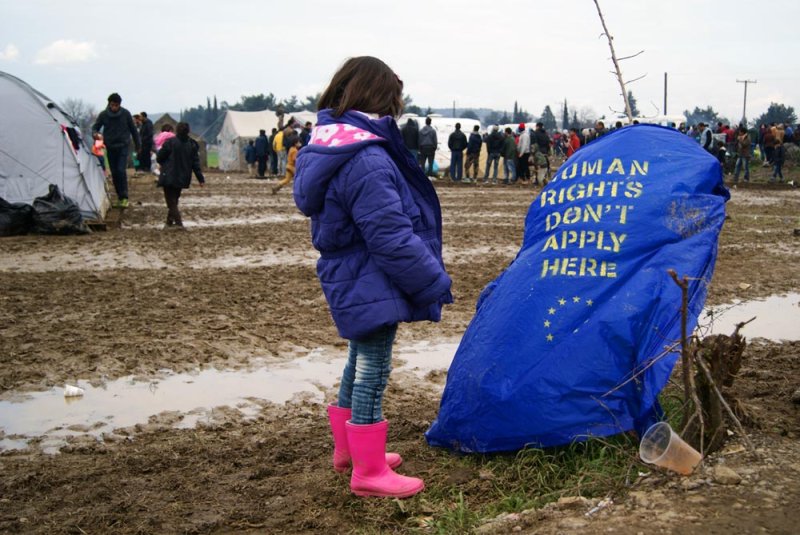 "Menschenrechte gelten hier nicht" hat jemand auf diese blaue Tuch geschrieben.