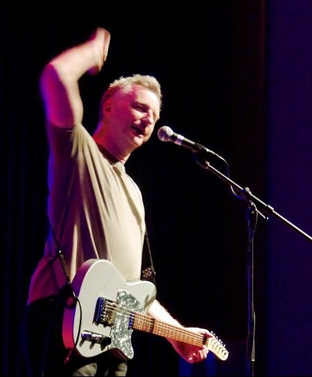 Billy Bragg gr&#252;&#223;t sein Publikum.