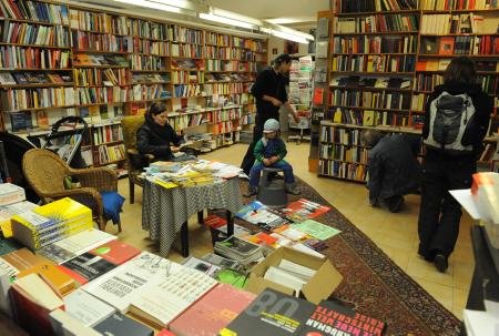 Abhollager für Plakate und Flugblätter, Buchladen, linker Treffpunkt: die »Schwarzen Risse« in Berlin-Kreuzberg. Wie lange es ihn noch geben wird, ist unklar. Die Lage ist dramatisch, hieß es kürzlich in einem Notruf.