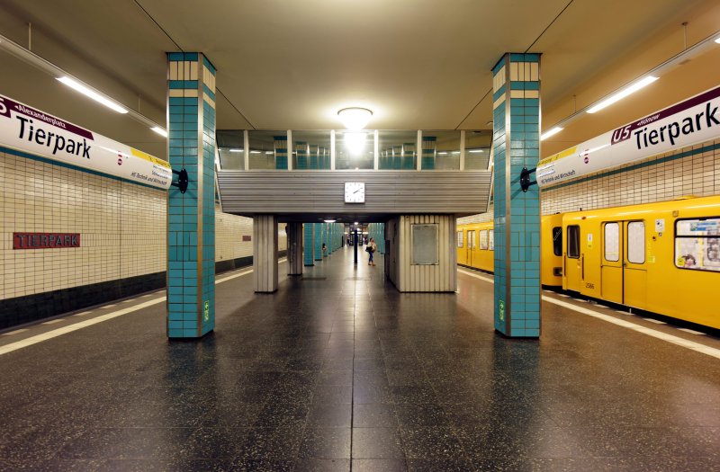 Spacige Abfertigungskanzel am Bahnhof Tierpark