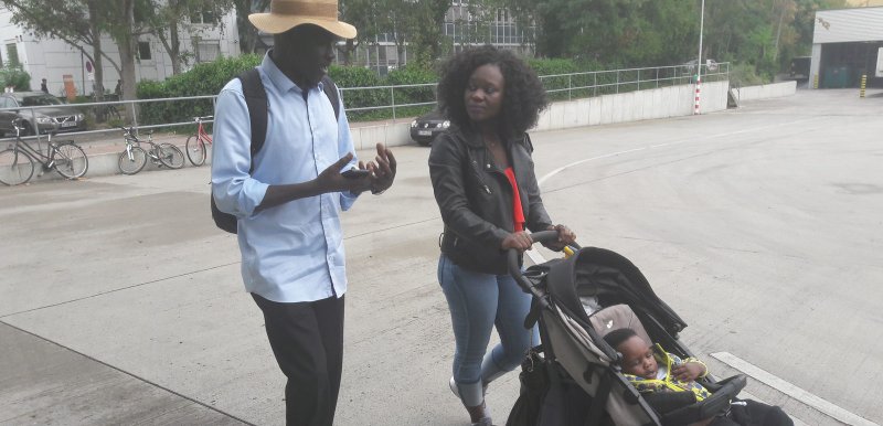 Anglo und Diana Assamoah Boadu besprechen nach dem Besuch beim Jobcenter die nächsten Schritte.