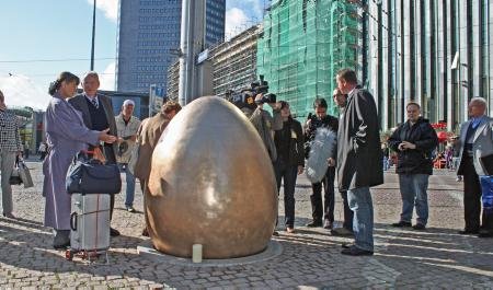 Die »Glocke der Demokratie«, die an den Leipziger Herbst 1989 erinnern soll, streikte zur Einweihung (oben). Manche Leipziger gedachten nicht nur der Geschichte, sondern auch an die Gegenwart (unten).