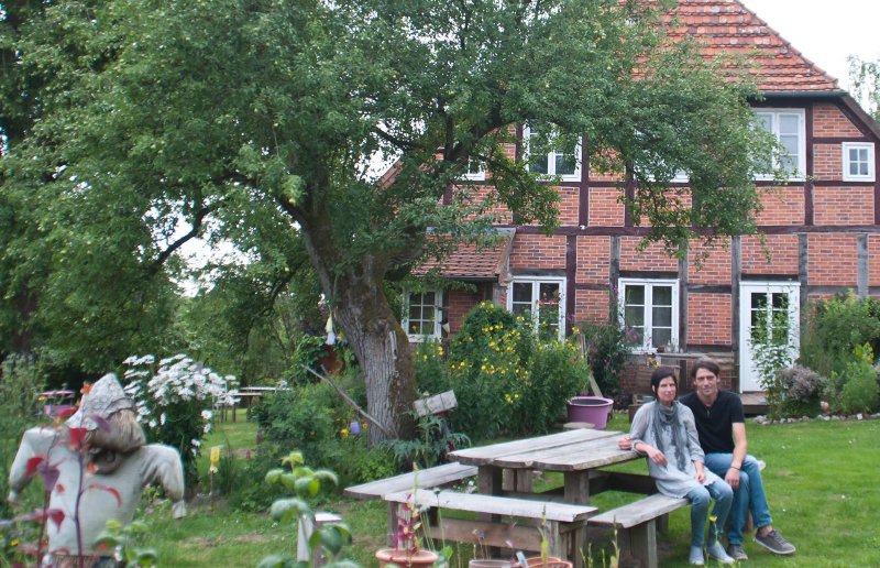 Cordula und Dirk Wenzel vor dem ehemaligen Pfarrhaus