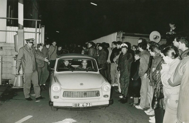 Maueröffnung am Grenzübergang Invalidenstraße - Jörn Konrad und sein Trabbi.