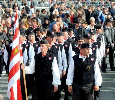 Rechtsradikal und rassistisch: die Ungarische Garde im September 2008 auf dem Budapester Heldenplatz. Die gerichtliche Aufl&#246;sung der Garde rief in diesem Sommer heftige Proteste hervor. Fotos: dpa; ND-Karte: W. Wegener